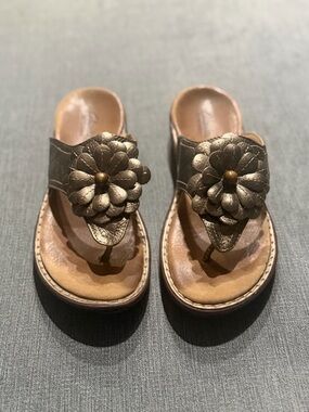 Clarks Bendables Gold Tone Leather Flower Flip Flop Thong Sandals size 8